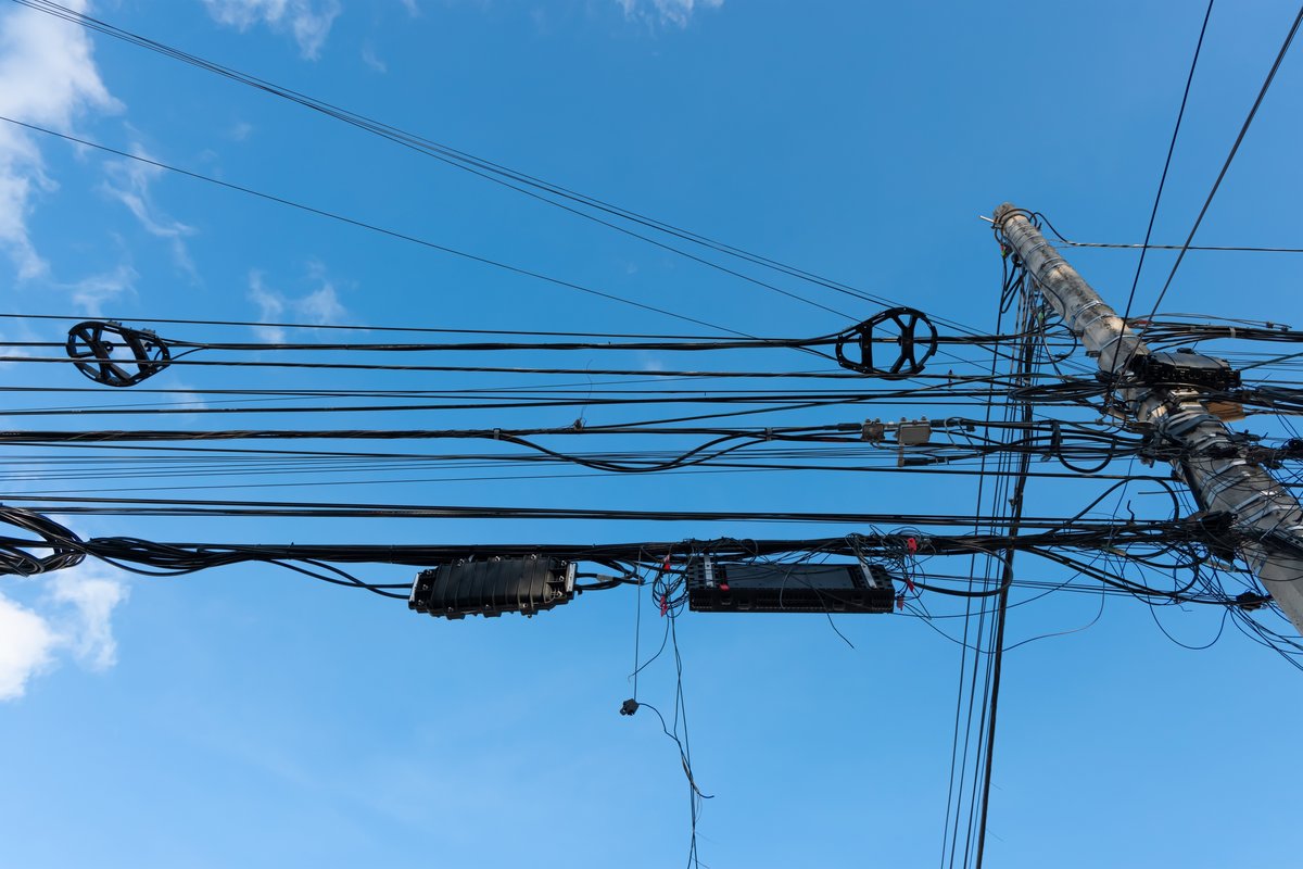 Le gouffre des fils électriques et de communication © muratart / Shutterstock