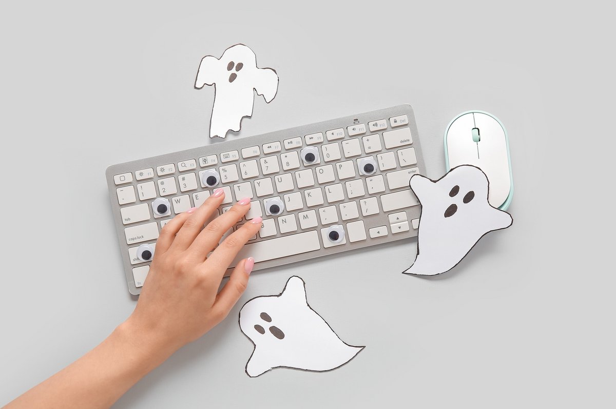 Des fantômes sur un clavier et une souris © Pixel-Shot / Shutterstock