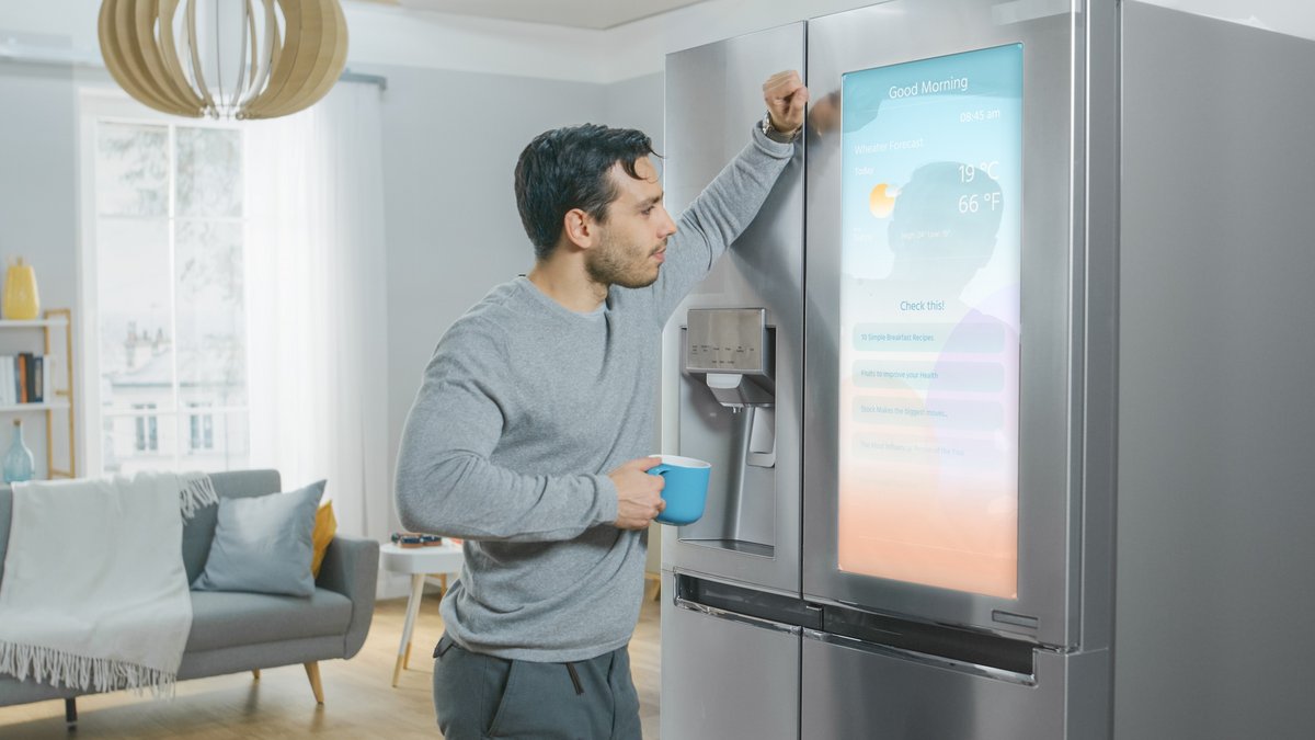 Prêt à avoir une petite conversation matinale avec votre réfrigérateur ? © Gorodenkoff / Shutterstock