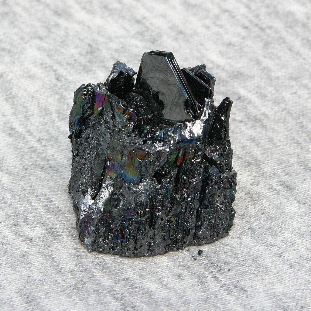   Un fragment de carbure de silicium (SIC) dans lequel les atomes de carbone et de silicium sont disposés dans une structure cristalline régulière © Matthias Renner / Wikipédia
