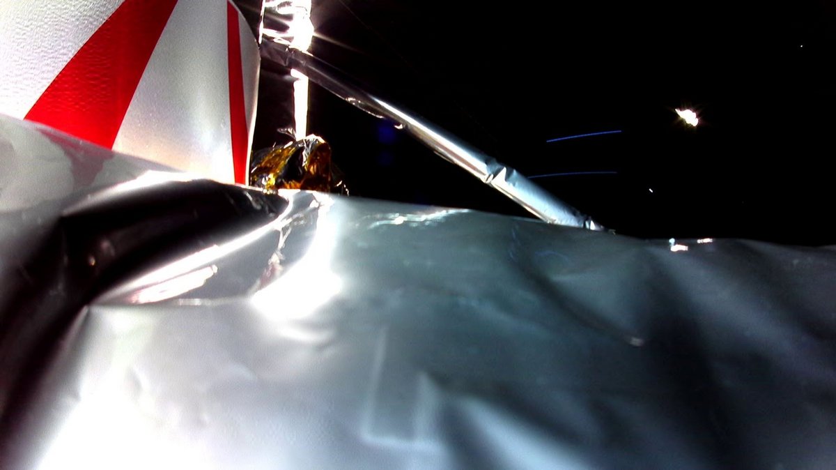 Photo prise par l'atterrisseur le 8 janvier au soir. Notez la protection (la "couverture de survie") MLI déchirée. © Astrobotic