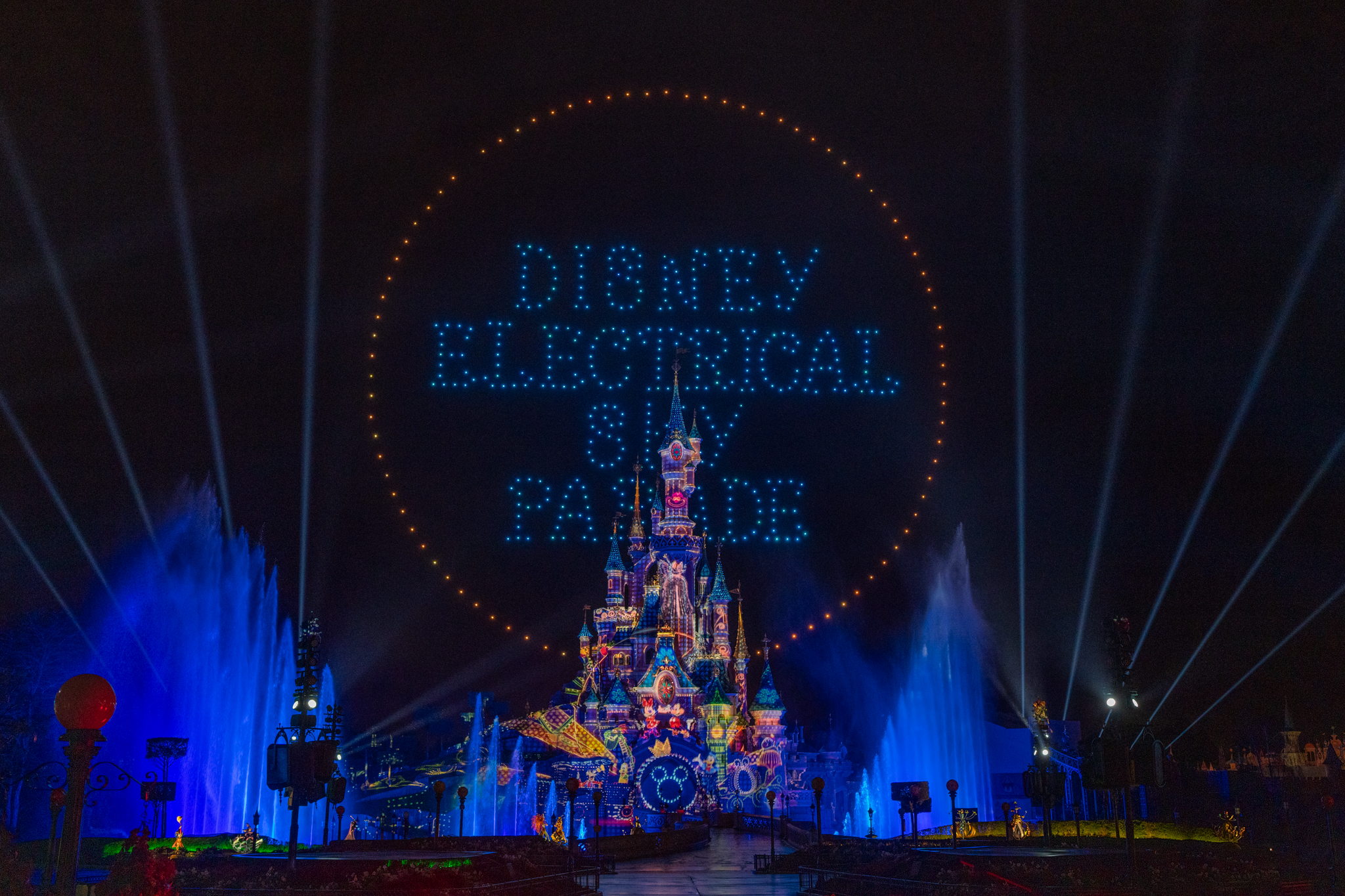 Disneyland Paris dévoile un nouveau spectacle éblouissant, avec une parade électrique de 500 drones : découvrez-le en images