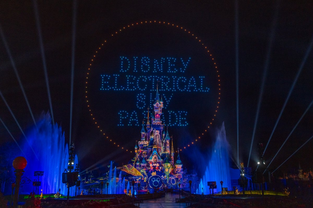 Photo du spectacle "Disney Electric Sky Parade" © Disneyland Paris