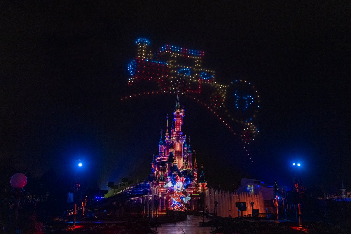 Deux autres photos du spectacle "Disney Electric Sky Parade" © Disneyland Paris