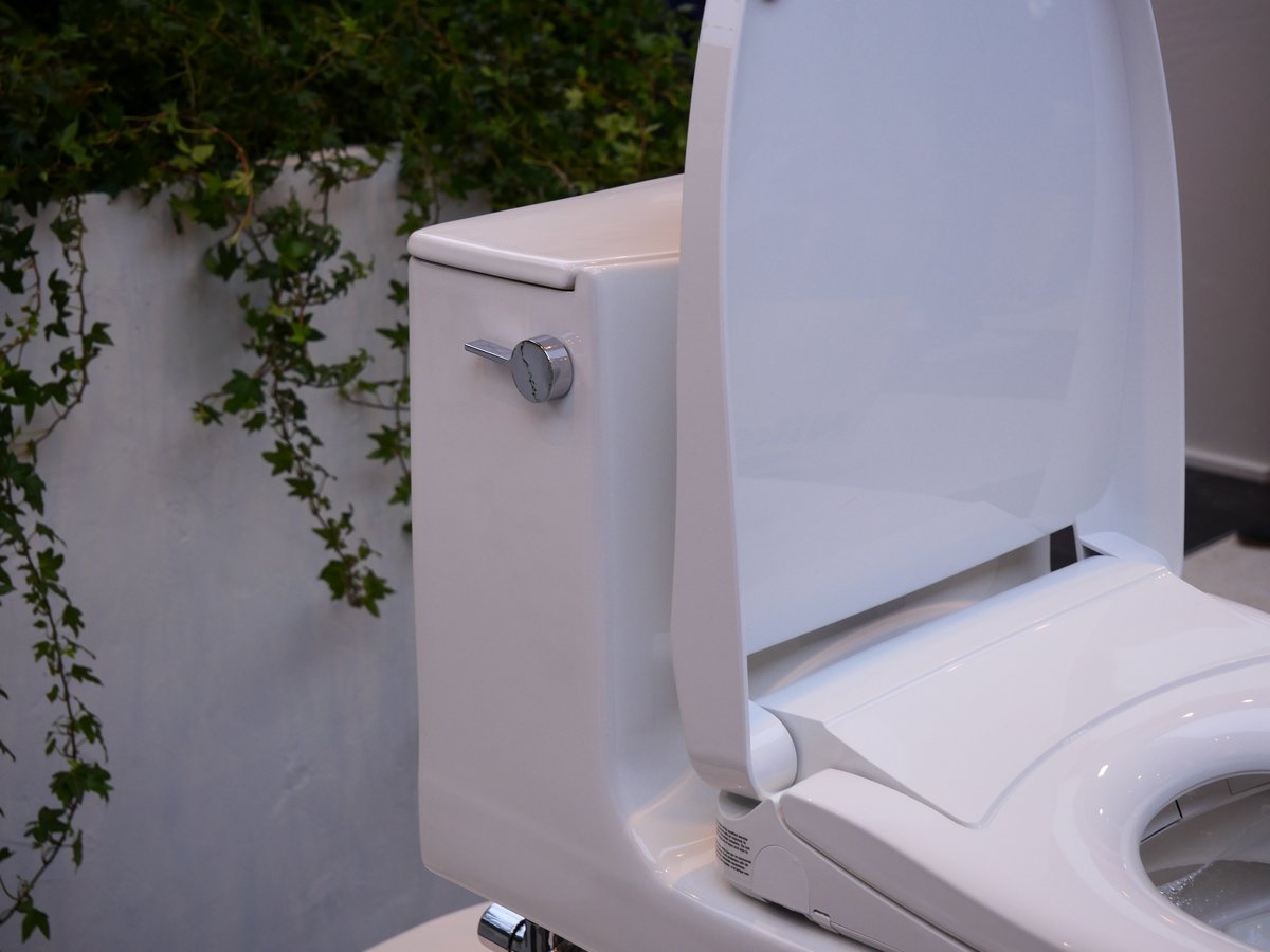 Le PureWash E930 est compatible avec de nombreux modèles de WC © Nathan Le Gohlisse pour Clubic.com