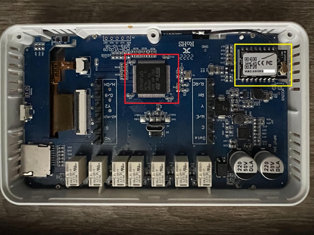 Le thermostat dispose de deux microcontrôleurs qui fonctionnent ensemble, comme le montre l'image ci-dessous. Celle de droite, en jaune, est une puce Hi-Flying, HF-LPT230, qui implémente la fonctionnalité Wi-Fi. Il agit comme une passerelle réseau pour le microcontrôleur logique. La puce STMicroelectronics, STM32F103, en rouge, est le cerveau de l'appareil et implémente la logique principale. © Bitdefender