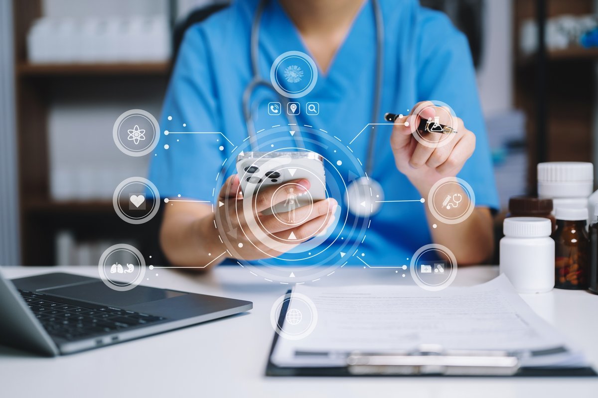 Un médecin, smartphone à la main © Nuttapong punna / Shutterstock