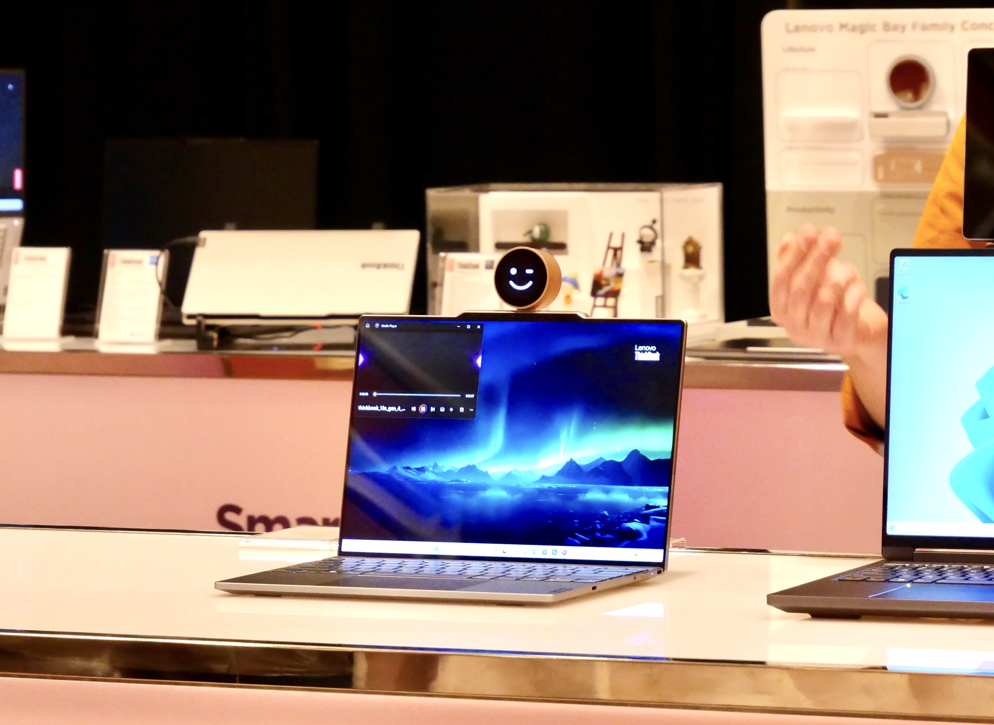 CES 2024 : Lenovo présente de nouveaux modules aimantés à connecter derrière l'écran de ses ThinkBook