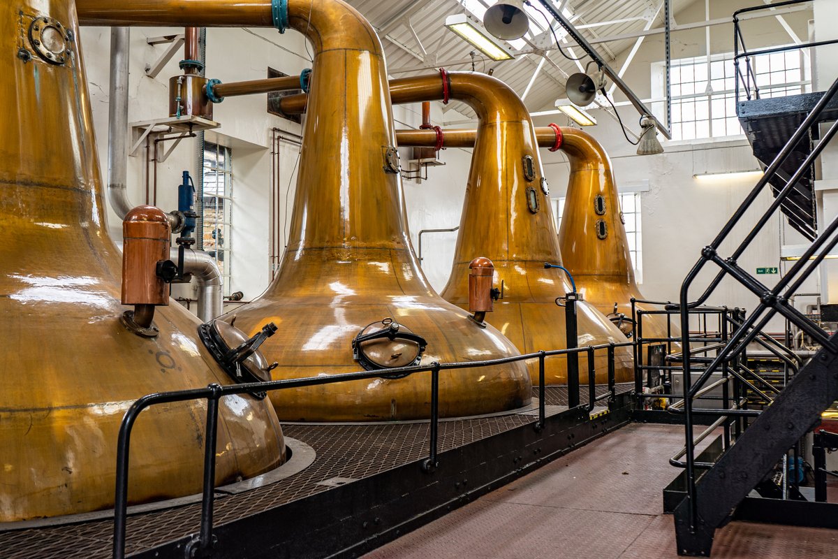  Les énormes alambics en cuivre d'une distillerie de whisky, utilisés pour chauffer le moût dans le but de séparer l'alcool de l'eau © JanTrautscholdPhotography / Shutterstock