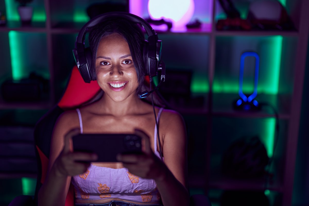 Une femme jouant à un jeu vidéo © Krakenimages.com / Shutterstock