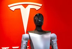 Tesla : pour Elon Musk, le robot humanoïde Optimus pourrait être commercialisé fin 2025