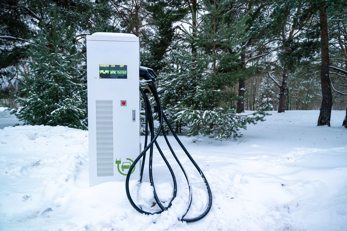 Par temps froid, la recharge électrique peut poser problème © audiznam260921 / Shutterstock