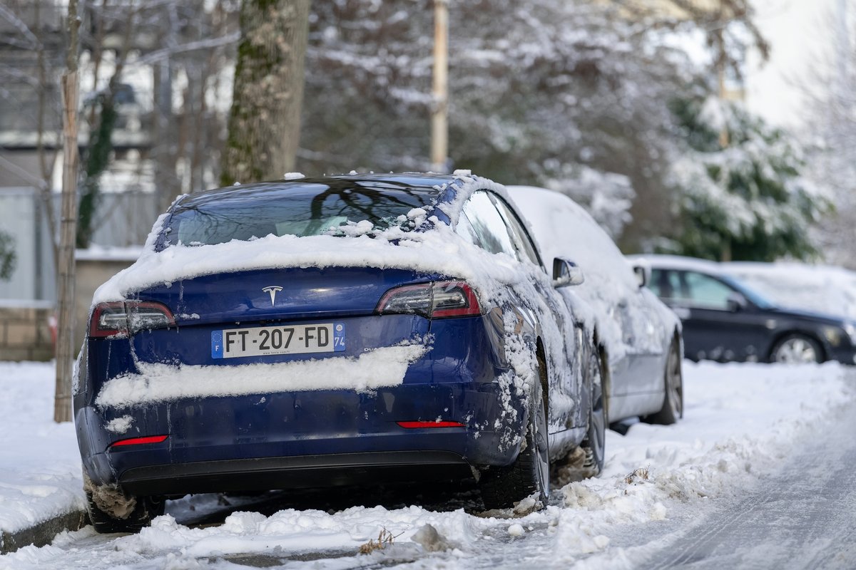 Une Tesla sous la neige à Nancy © Alexandre Prevot / Shutterstock.com