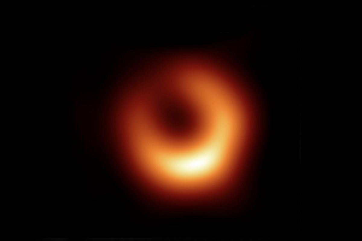 En l'espace d'un an, M87 est resté pratiquement inchangé, à un détail près © Event Horizon Telescope