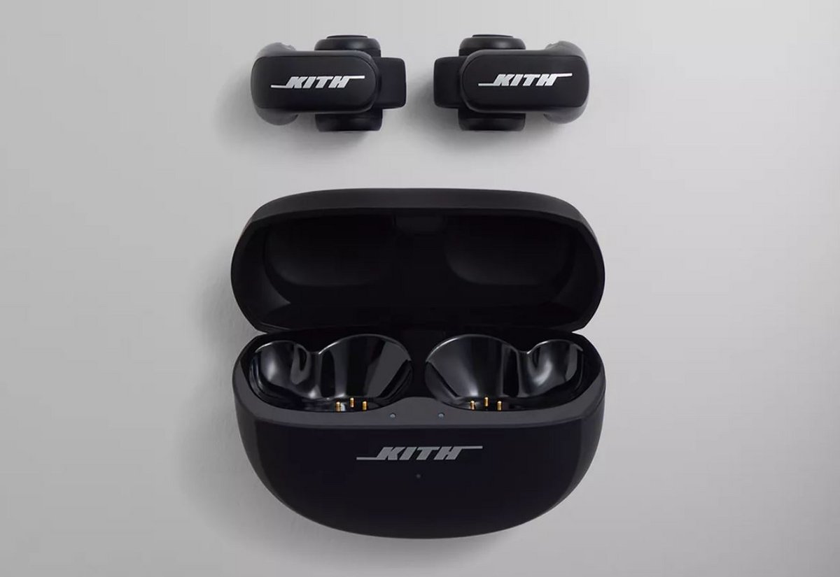 Les écouteurs Bose/Kith viennent pincer l'oreille de l'utilisateur © Bose / Kith