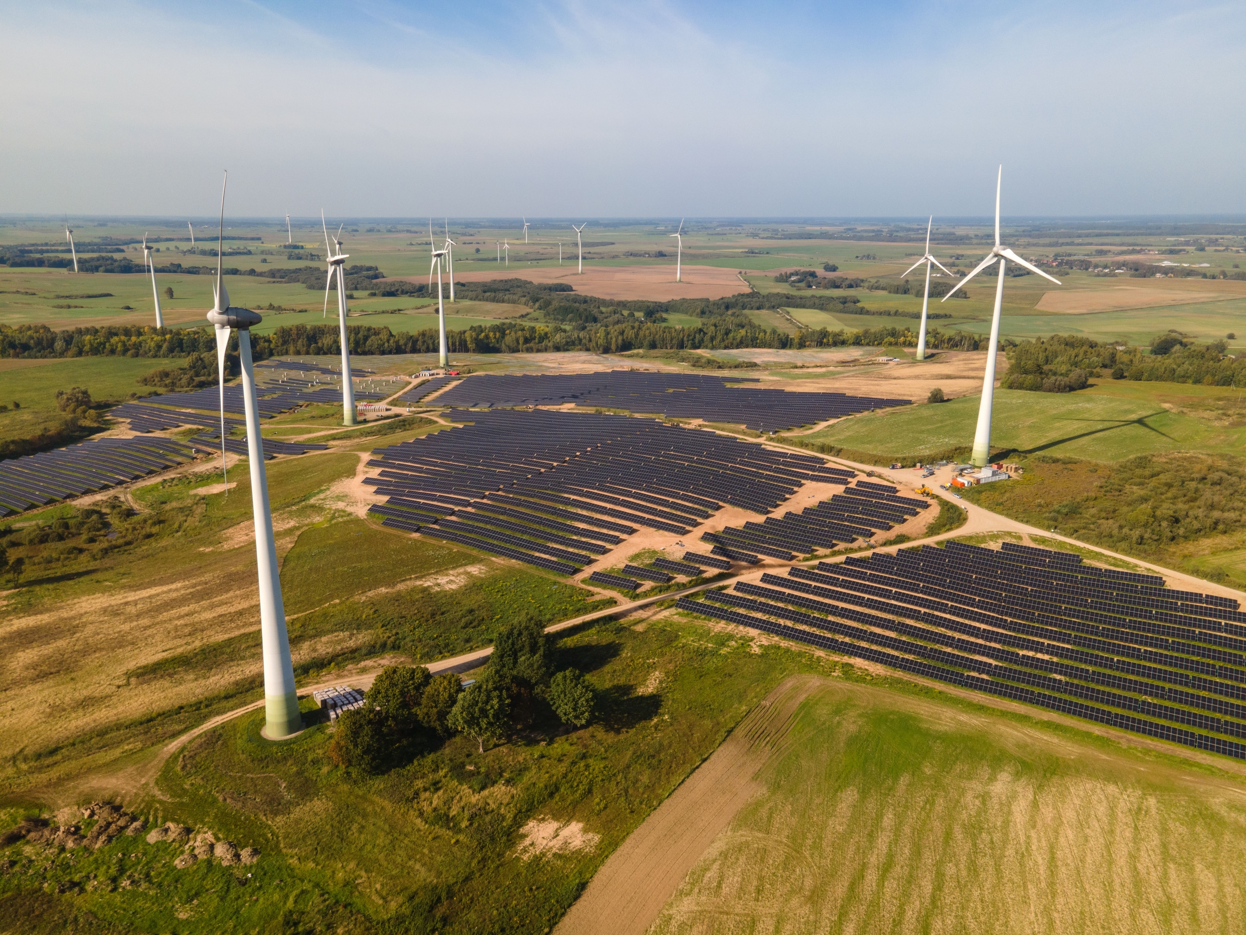 Éolien et solaire surpassent enfin le charbon : un tournant historique pour ce pays accro aux énergies fossiles