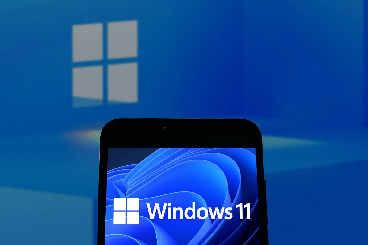Le logo de Windows 11 sur smartphone © MardeFondos / Shutterstock