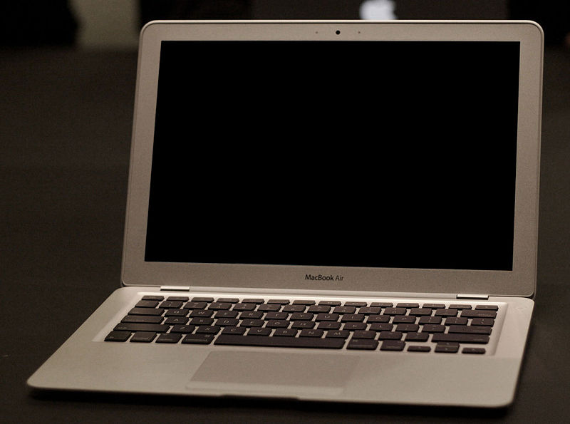   Le MacBook Air, PC portable le plus fin du monde à son époque © Tim Malabuyo / Wikipédia