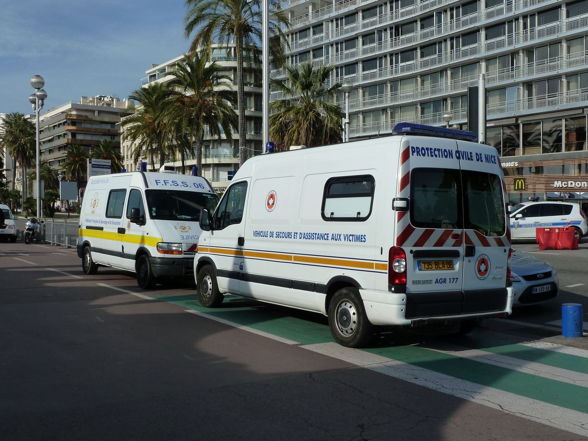 Deux ambulances face à face © Wikimedia Commons