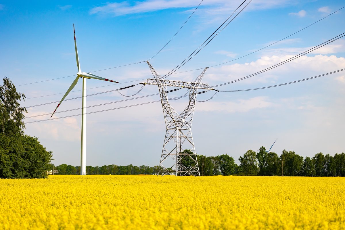Turbine éolienne et lignes à haute tension © PrzemoN / Shutterstock