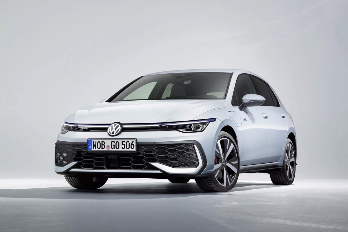 Volkswagen dévoile sa Golf 8.5, avec une nouvelle motorisation hybride rechargeable permettant de rouler 100 km en tout électrique. ©VW