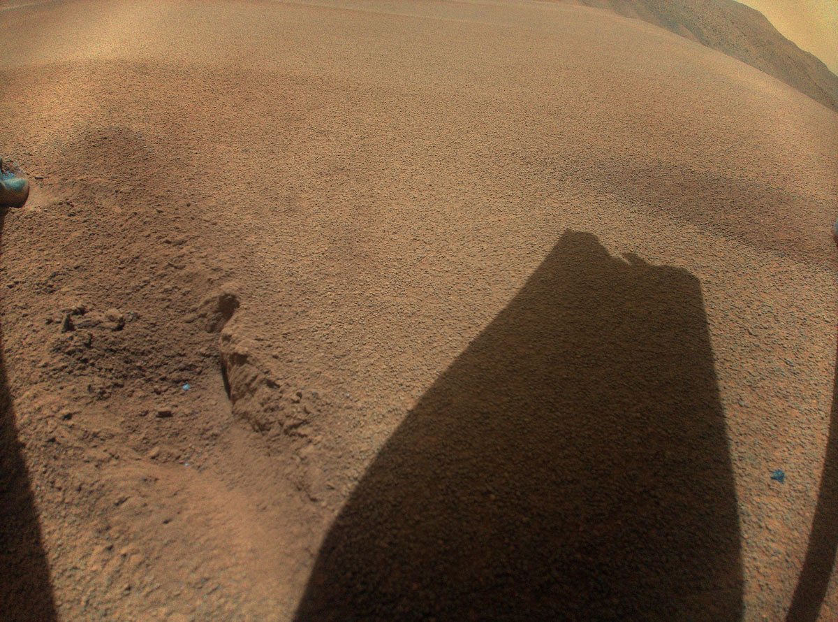 Ingenuity a pris en photo l&#039;ombre de sa pale brisée. © NASA/JPL-Caltech