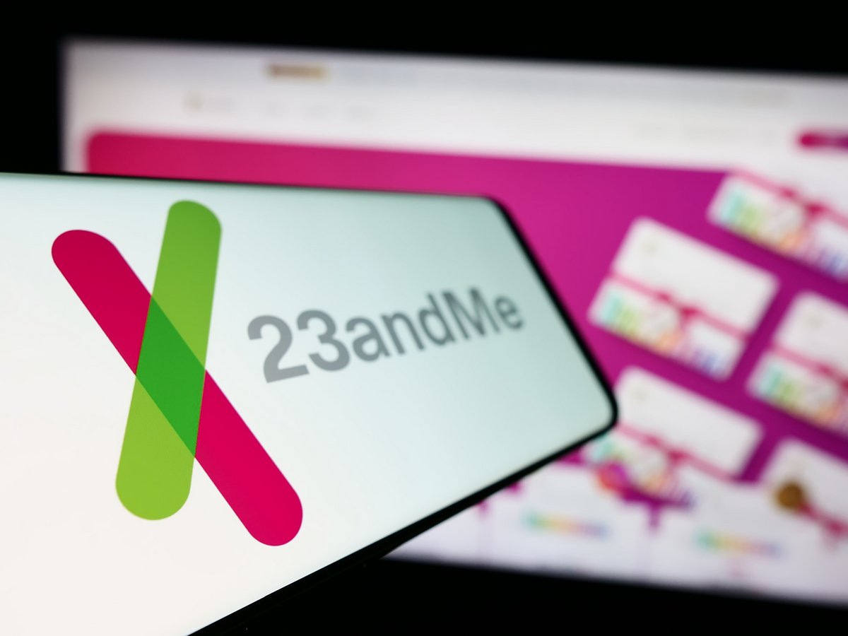 Le logo de 23andMe apparaît sur un smartphone © Shutterstock