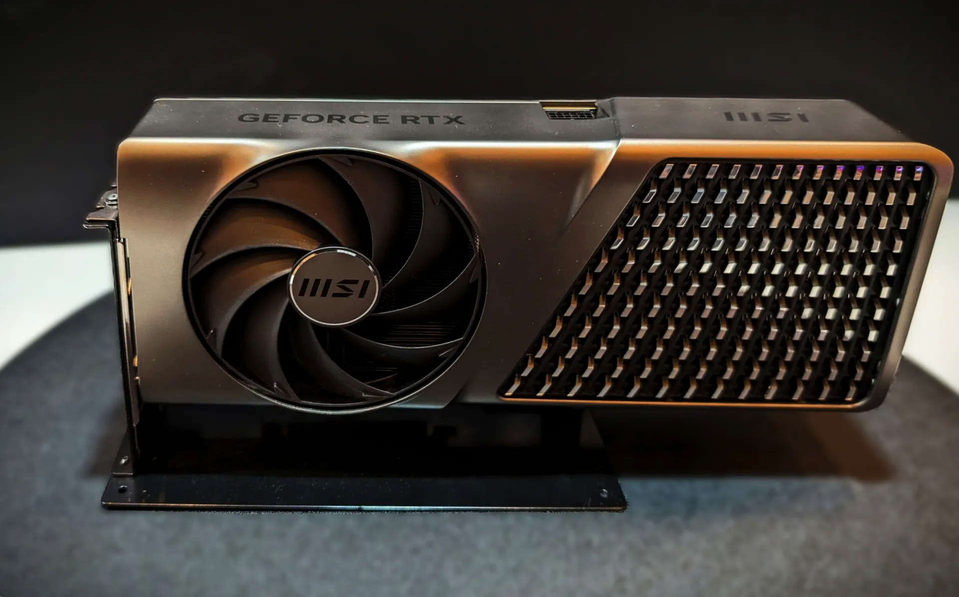 MSI Expert : une GeForce RTX 4080 avec un petit air de Founders Edition