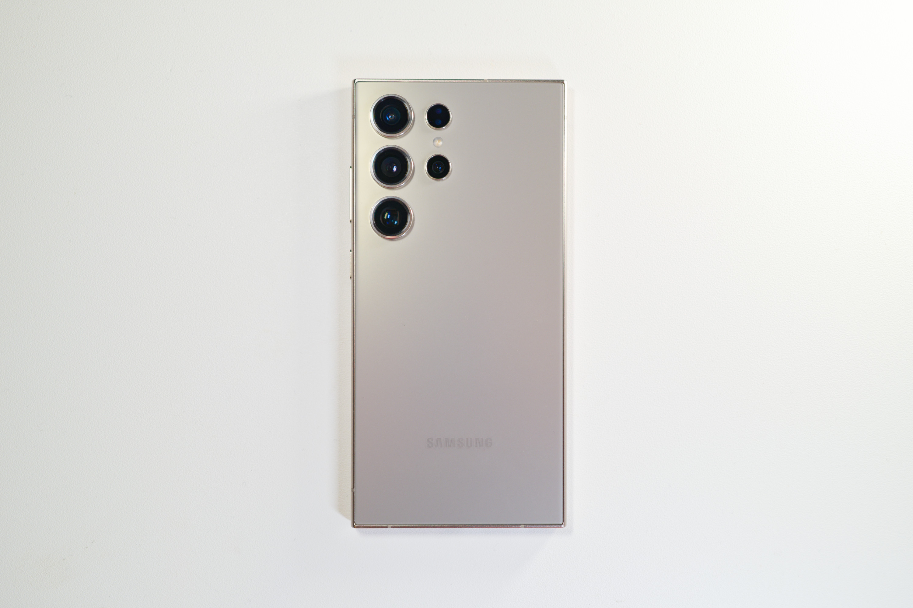 Le Samsung Galaxy S24 Ultra est plus coriace que prévu... mais pas tellement grâce au titane