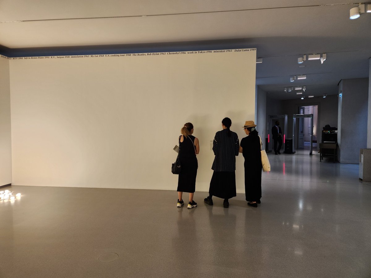 L'IA imagine un objet lors du déplacement du sujet... Bien vu : les ombres sur le mur restent cohérentes. © Marc Mitrani pour Clubic
