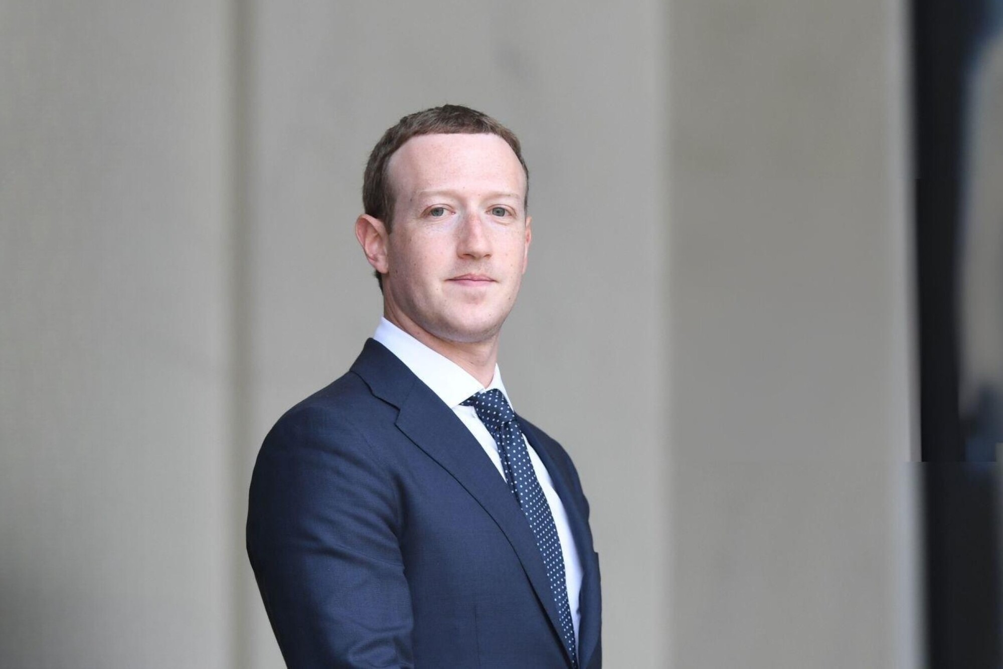 Mais pourquoi diable Mark Zuckerberg s'affiche-t-il aux côtés d'un champion de MMA, sport de combat ?