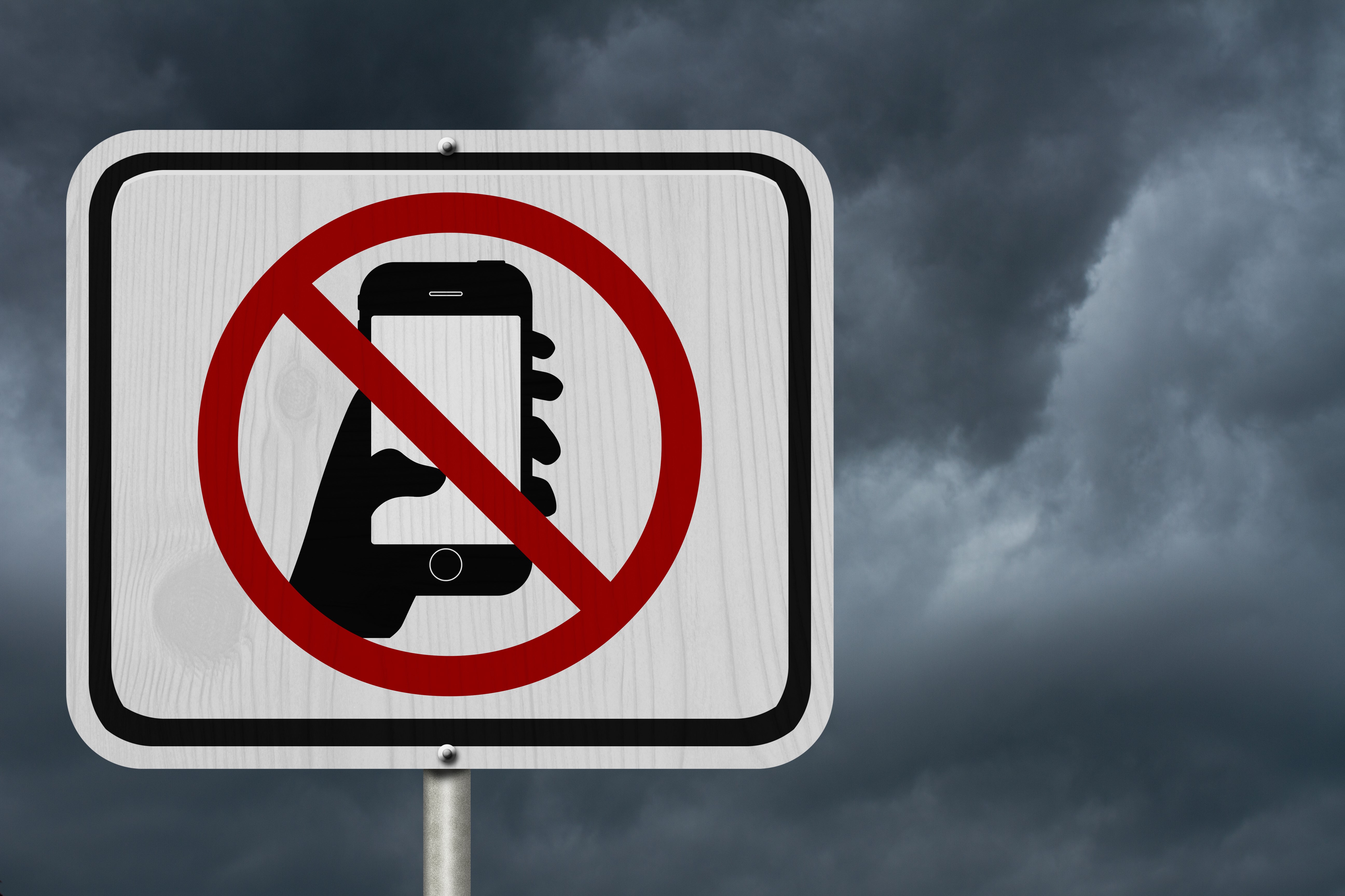 Cette ville française publie un arrêté pour interdire l'usage des mobiles sur la voie publique