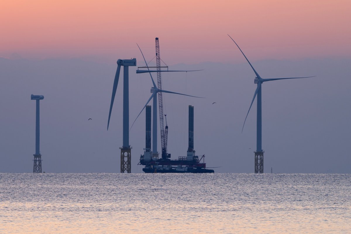 L'installation d'éoliennes en mer © SUNGMOON HAN / Shutterstock