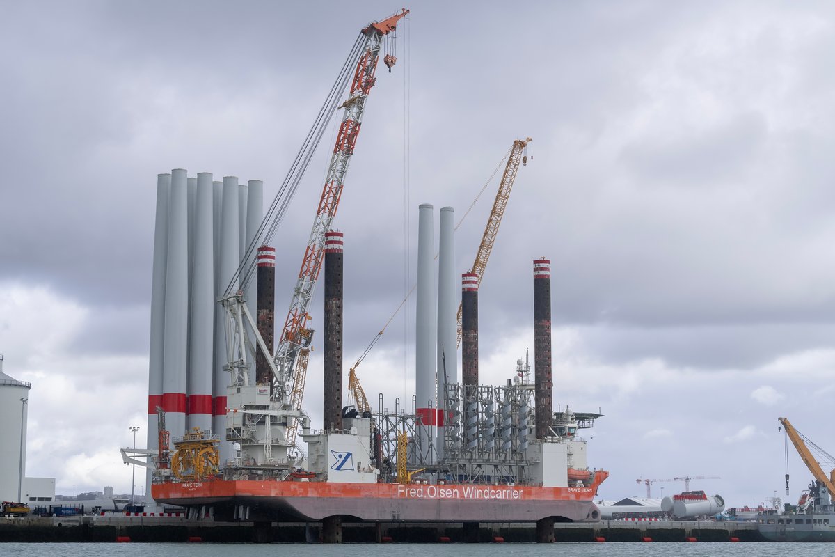 Navire à plate-forme de sauvetage, à côté du port du Havre pour la construction d'un parc éolien en mer © Alexandre Prevot / Shutterstock.com