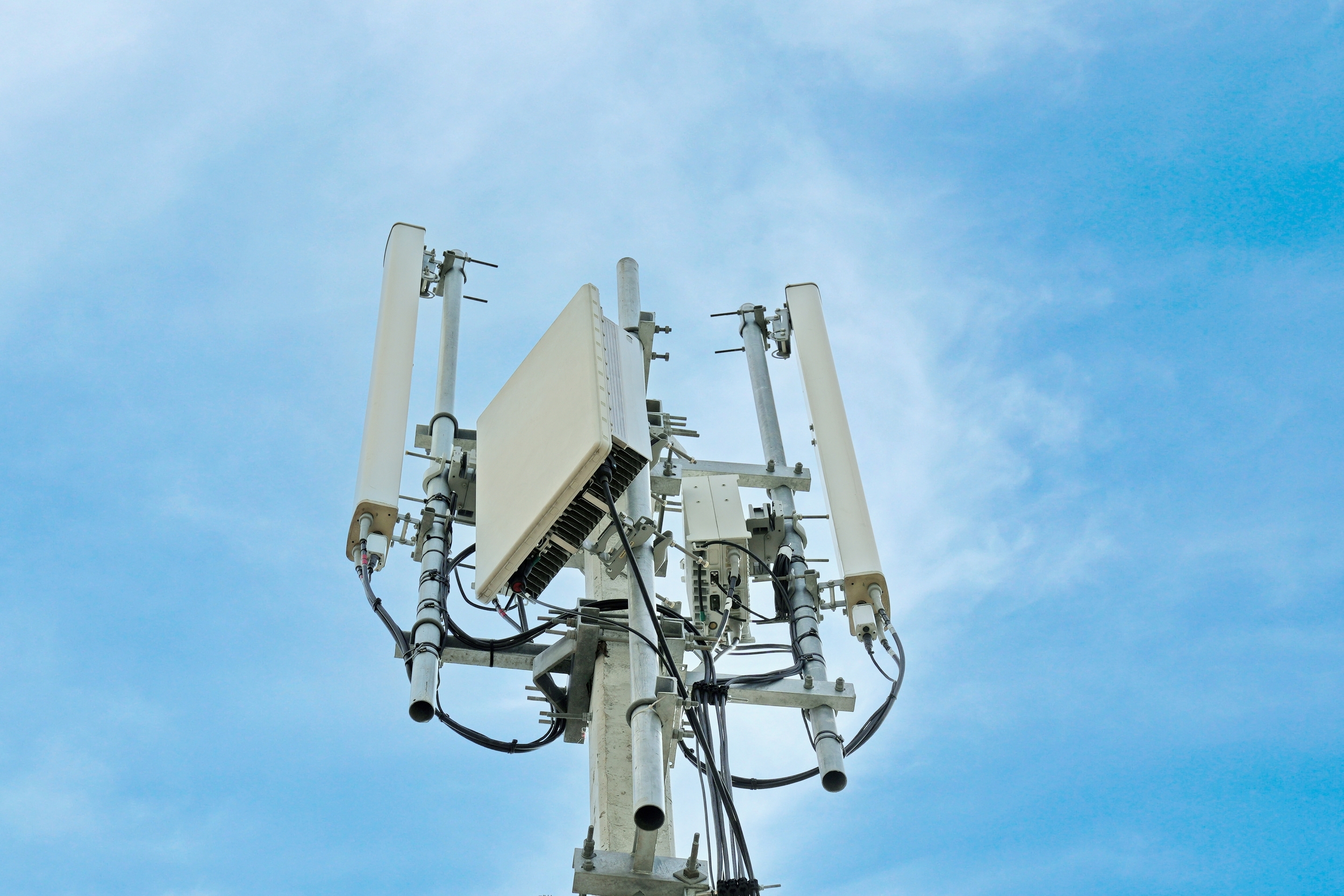 Face à la gare, dans un quartier résidentiel, l'installation d'une antenne 5G de SFR et Bouygues Telecom contestée