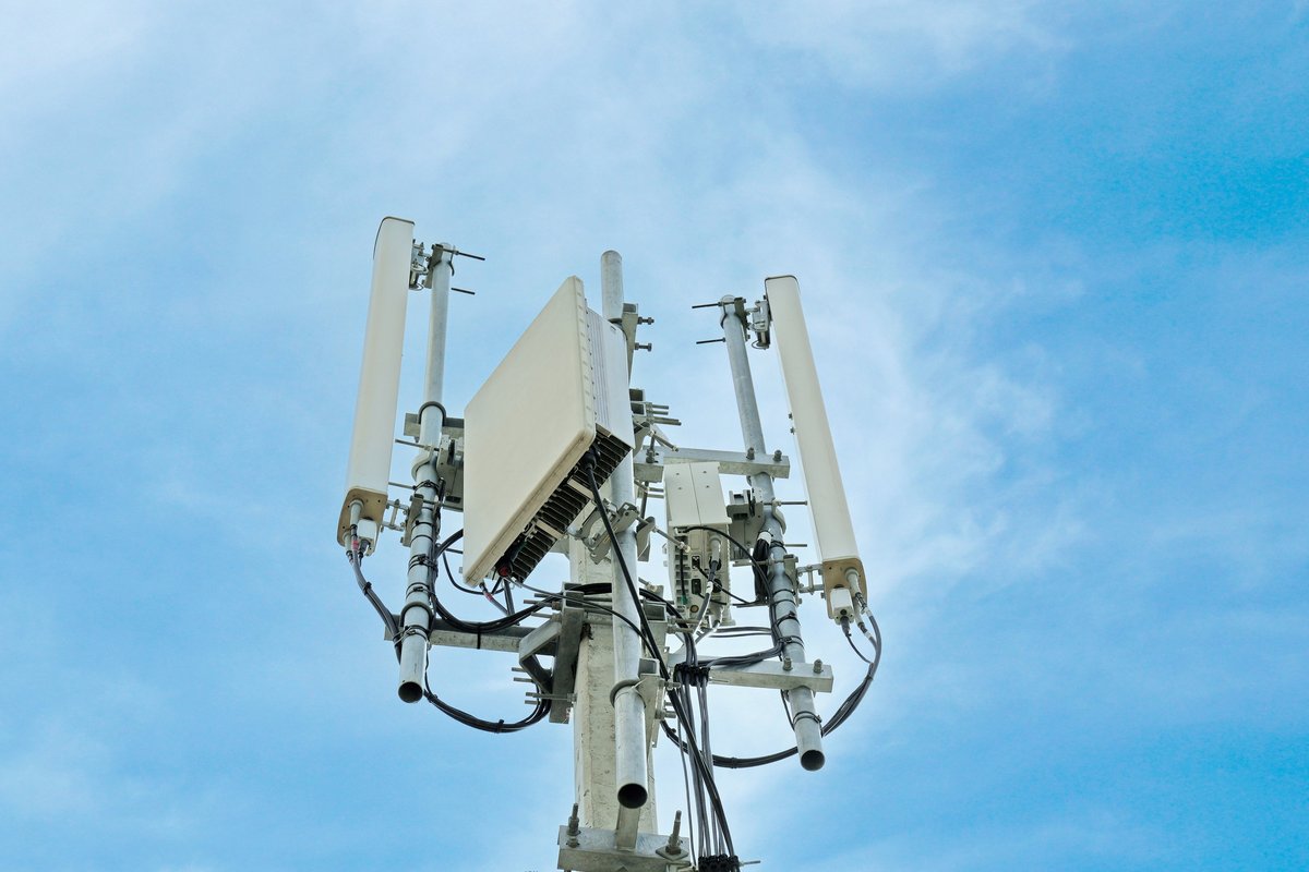 Des antennes 5G et 4G cohabitent sur ce même pylône © KPhrom / Shutterstock