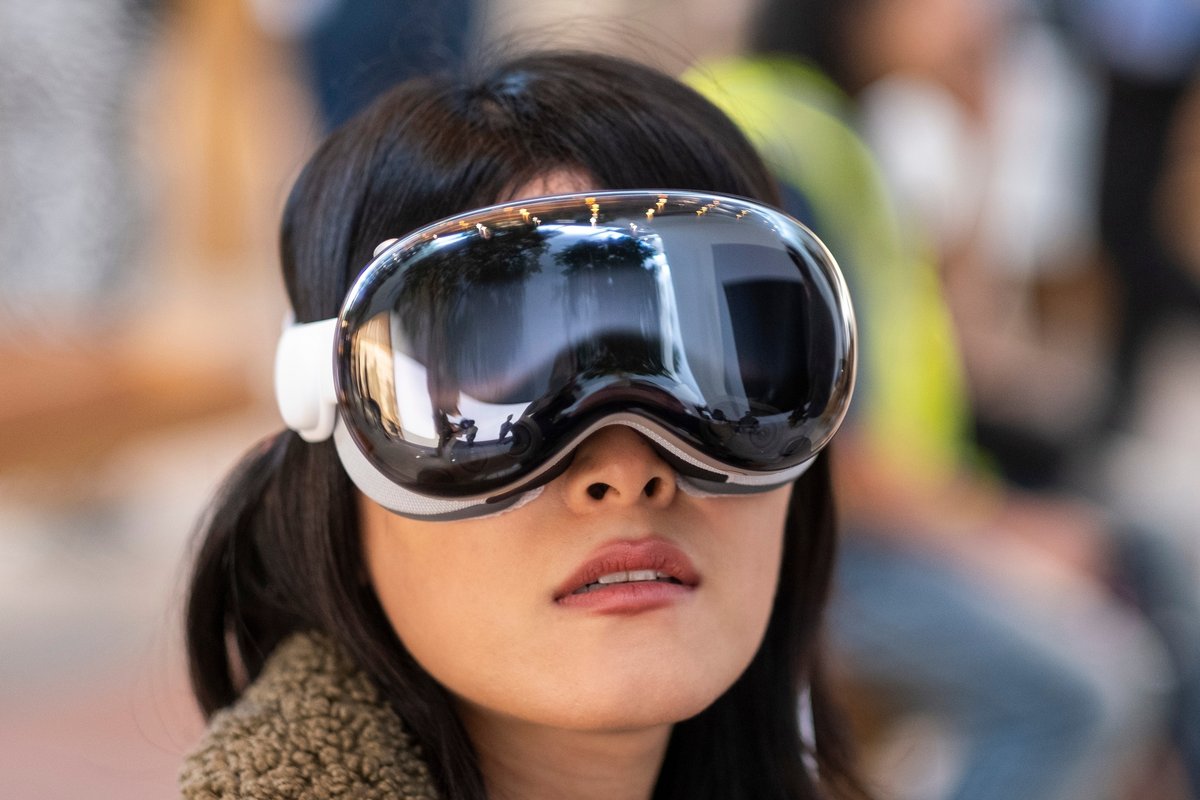 Une femme portant le casque Apple Vision Pro © Ringo Chiu / Shutterstock.com