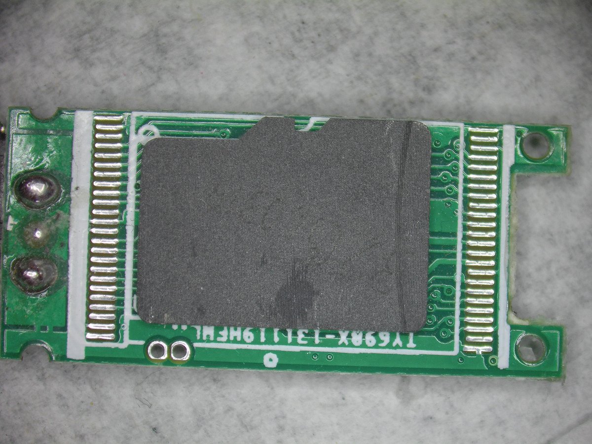Une carte SD simplement collé à un contrôleur USB © CBL Data Recovery