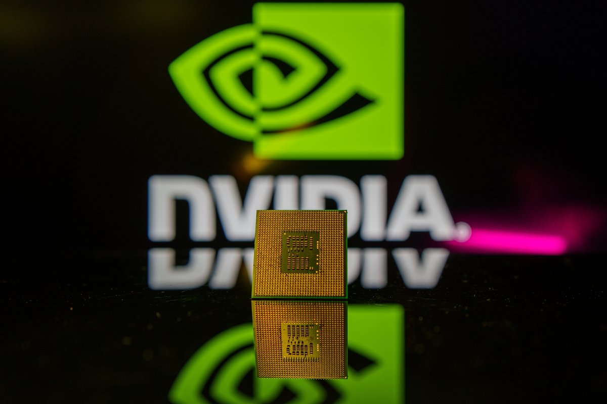 Microprocesseur GPU avec logo Nvidia en arrière-plan © Rokas Tenys / Shutterstock