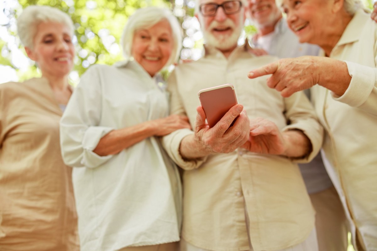 Eh oui, les baby-boomers aussi sont fans de leur portable ! © Olena Yakobchuk / Shutterstock