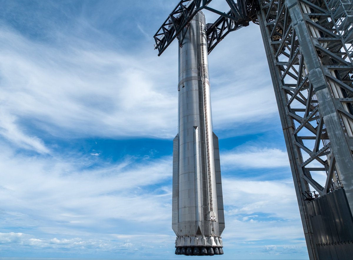 Le booster Super Heavy B10 est au centre de l'attention à la Starbase. © SpaceX