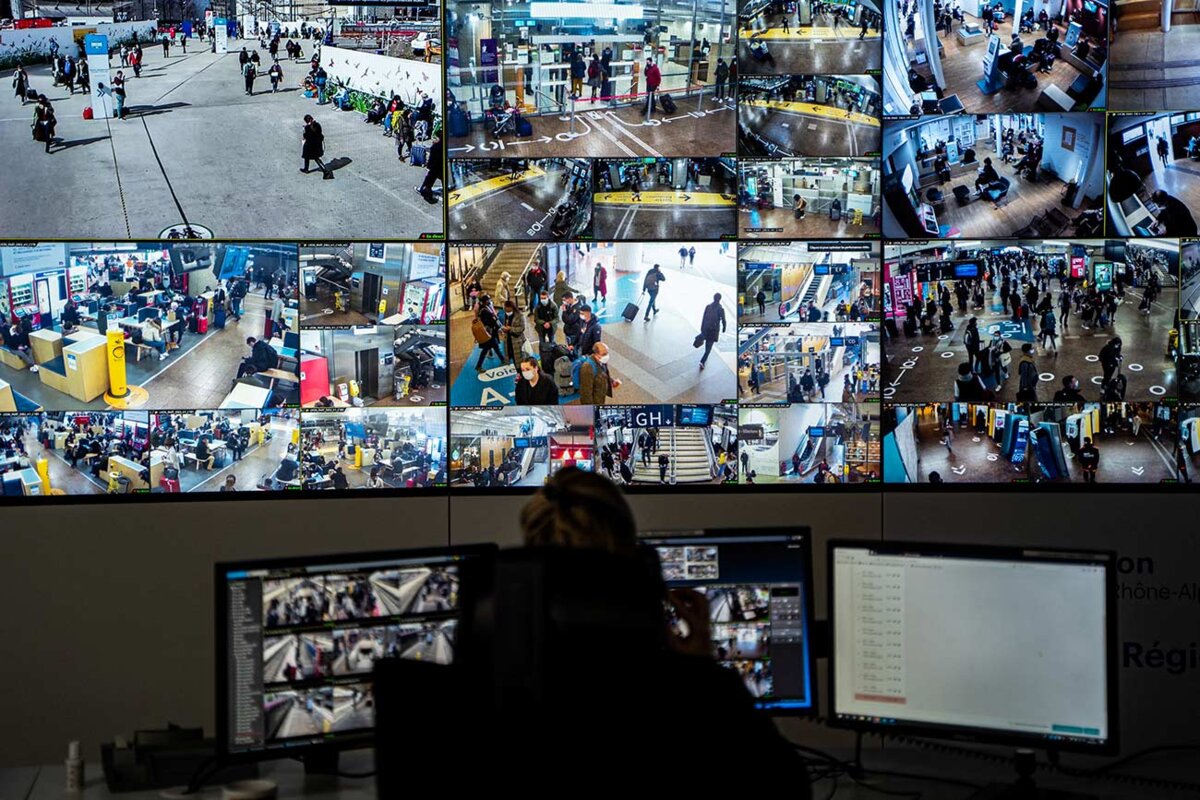 Projet TNI : à gauche, le flux vidéo brut ; à droite, le flux vidéo anonymisé © SNCF