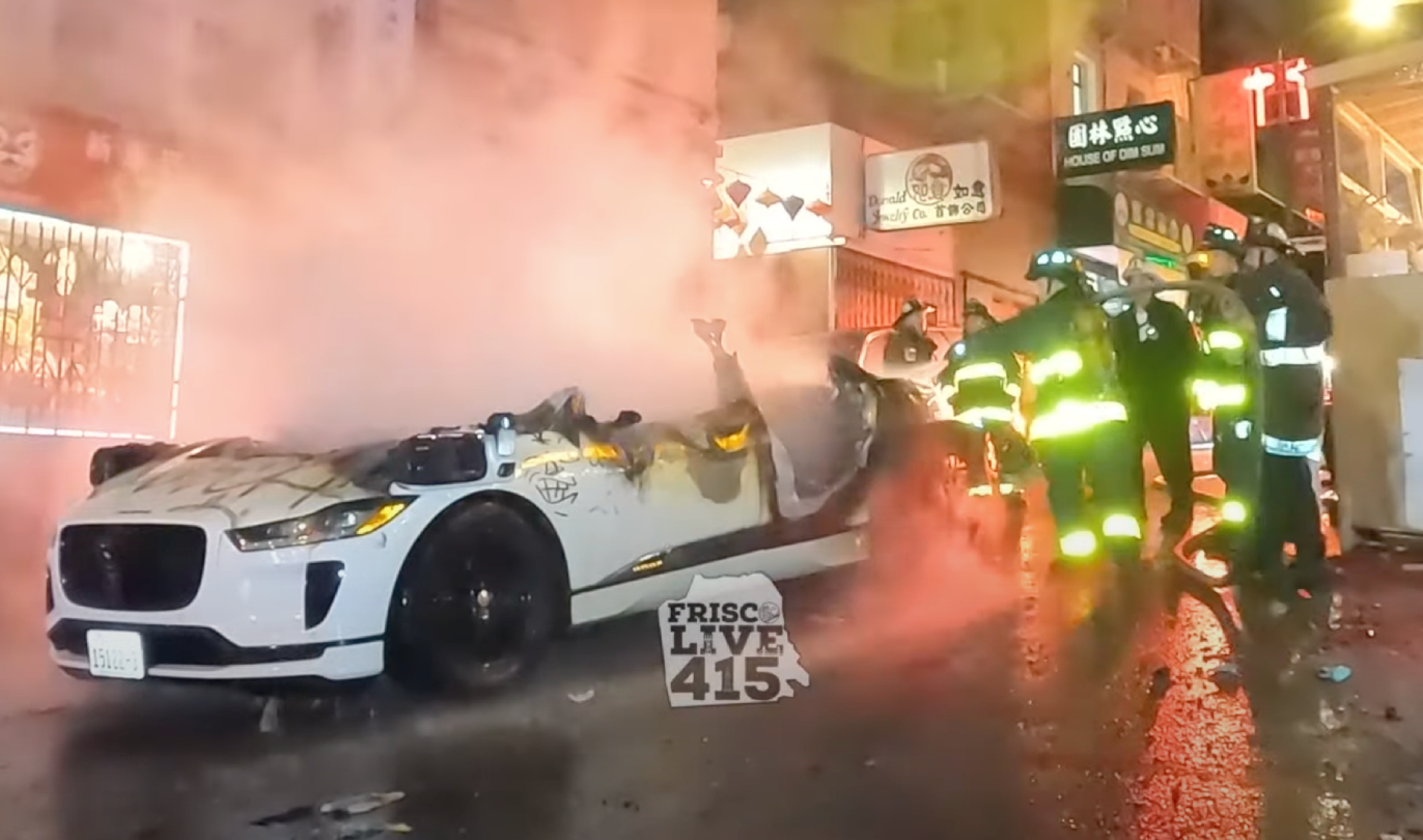 Une foule déchaînée incendit un véhicule autonome dans une rue de San Francisco