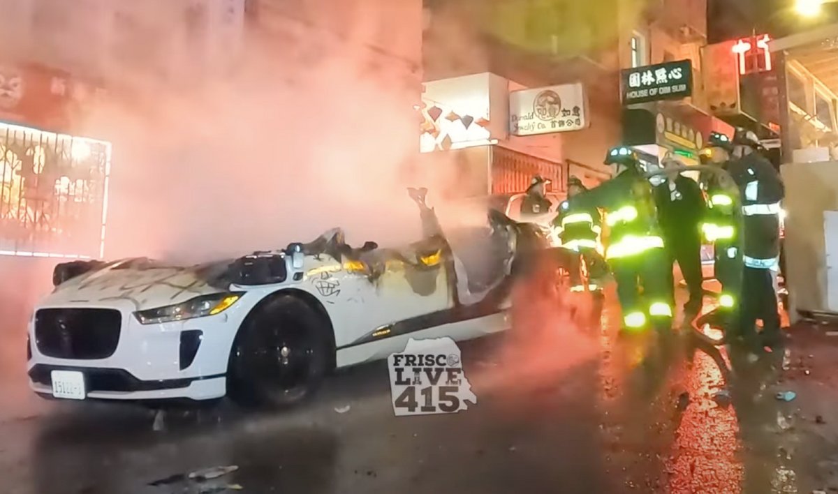 Le véhicule a été vandalisé avant d'être incendié. © YouTube / Frisco Live 415