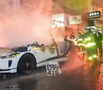 Une foule déchaînée incendie un véhicule autonome dans une rue de San Francisco