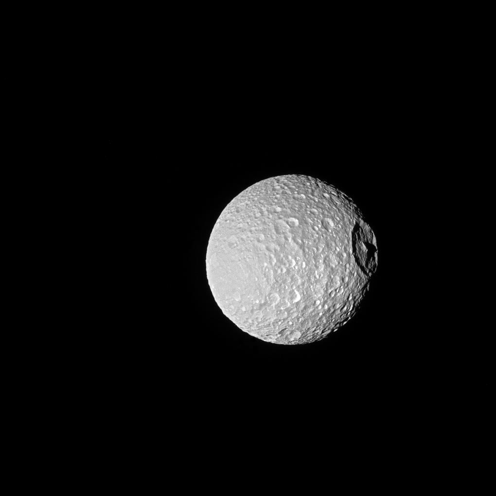 Il y aurait un océan sous la surface de Mimas, la petite lune 