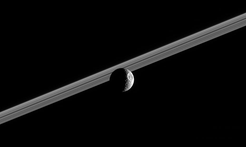 Mimas et les anneaux de Saturne, la poésie des images de la mission Cassini ! © NASA/JPL-Caltech