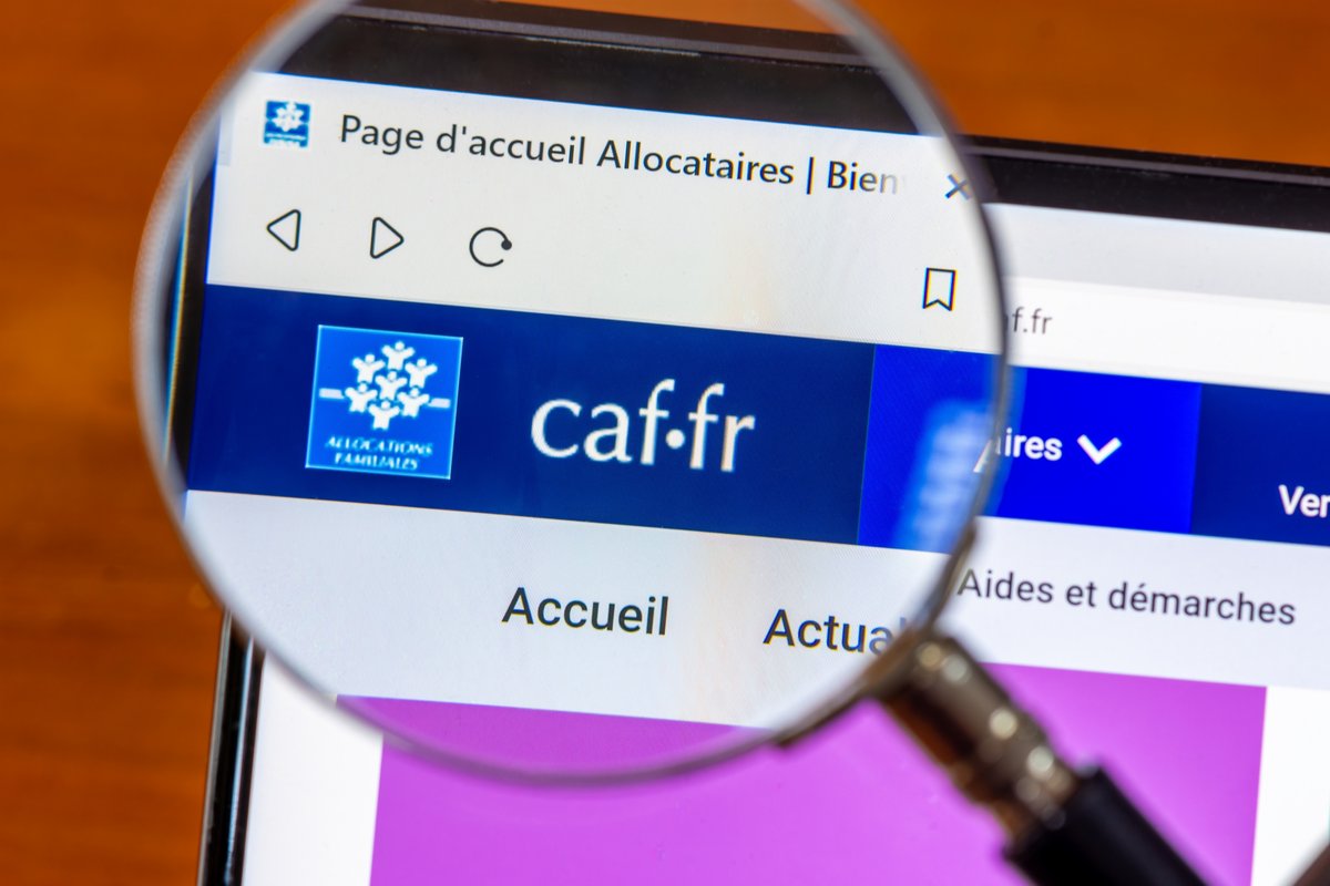 Page d'accueil du site "caf.fr" de la Caisse d'Allocations familiales (CAF) © HJBC / Shutterstock.com