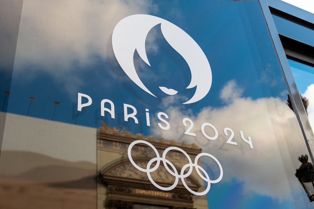 Gros plan sur le logo Paris 2024, symbole des Jeux Olympiques d'été © HJBC / Shutterstock