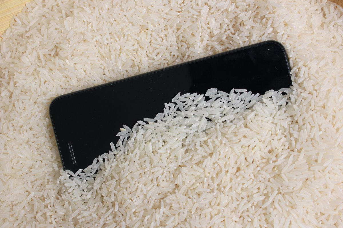 Mettre son smartphone trempé dans un bol de riz n’est pas forcément une bonne solution © LMPark Photos